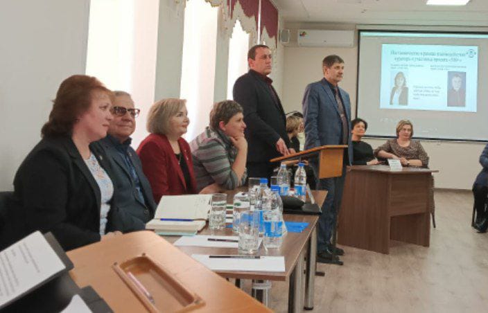 Сегодня на заседании клуба директоров города Барнаула  &amp;quot;Лидер&amp;quot; обсуждался вопрос  «Наставничество: дань моде или необходимость» .