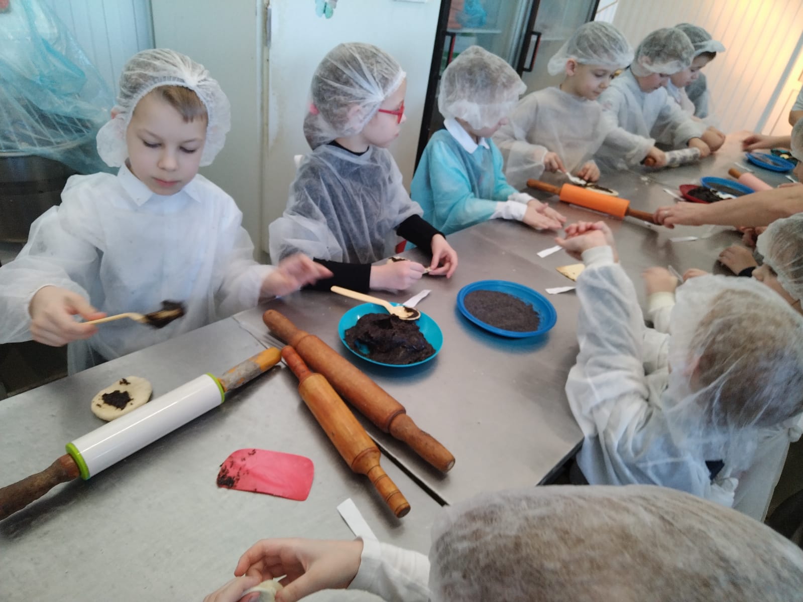 Учащиеся 1г класса посетили пекарню &amp;quot;Алтайский каравай&amp;quot;.