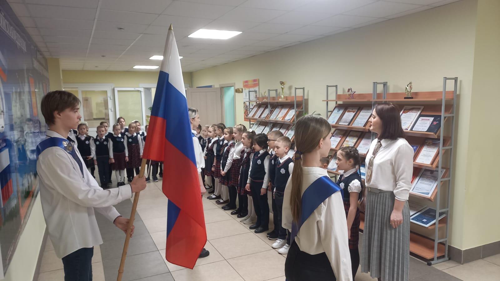 27 февраля в школе прошла ставшая традиционной торжественная церемония выноса государственного флага Российской Федерации. Сегодня на торжественной линейке участвовали ребята 1А класса.