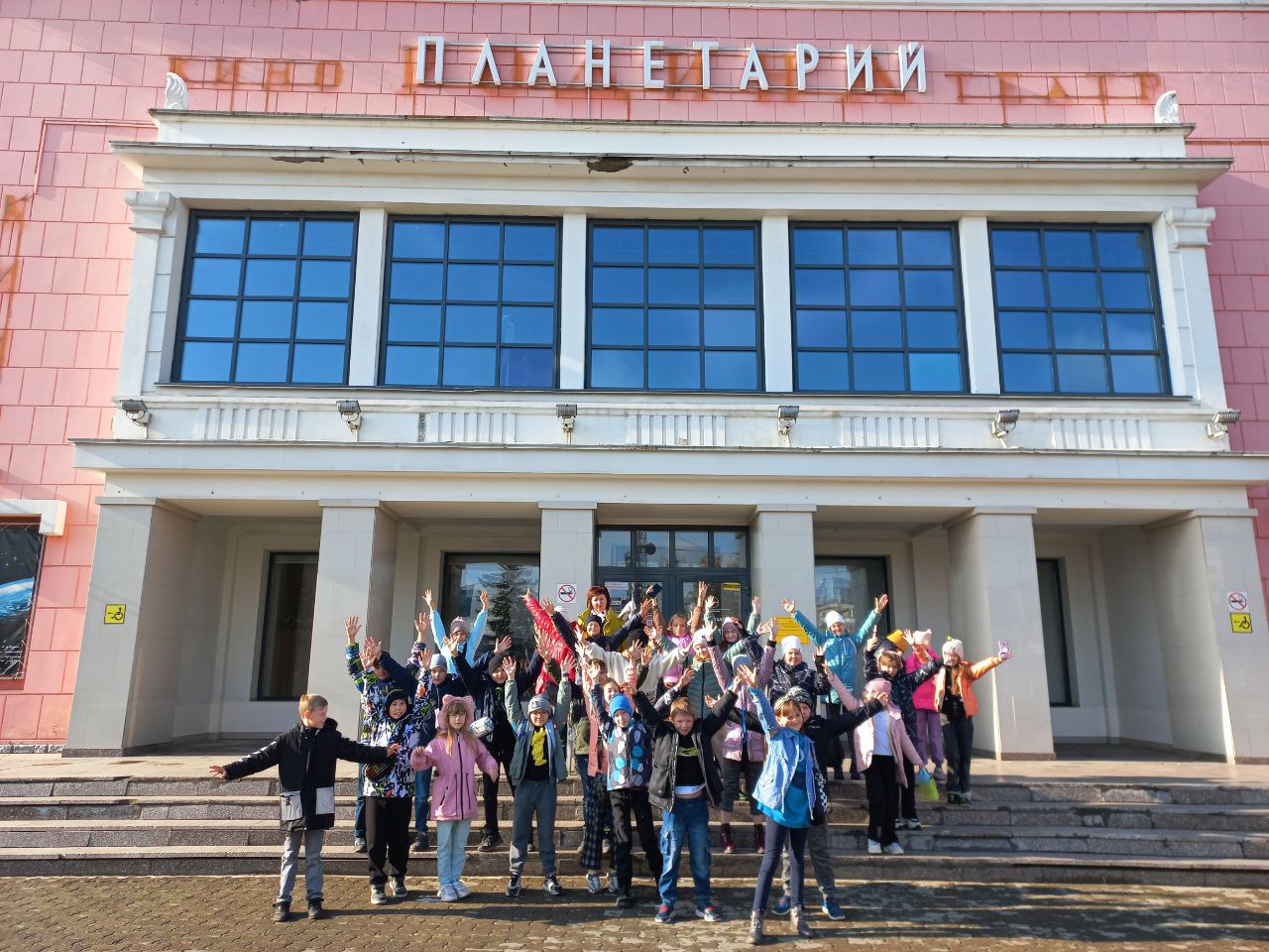 Учащиеся 3 «Е» класса посетили планетарий, который находится в самом центре Барнаула..