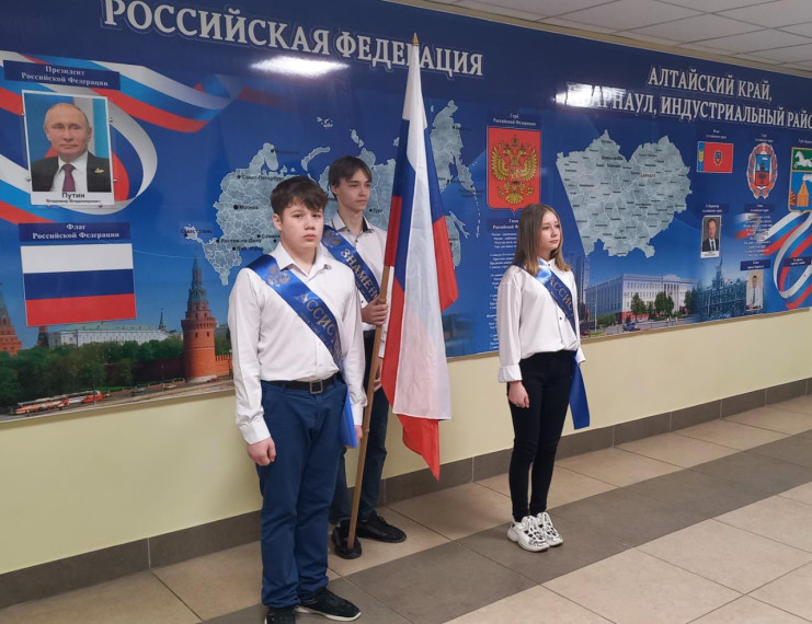 30 января 2023 года, традиционно, в понедельник в МАОУ "СОШ №136" прошла еженедельная линейка, которая начинается с выноса государственного флага Российской Федерации и исполнения гимна.