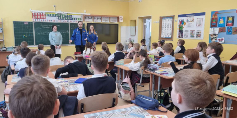Бойцы студенческого педагогического отряда "Мечта" АлтГПУ провели мастер-класс по лепке из пластилина для учащихся 3б класса.