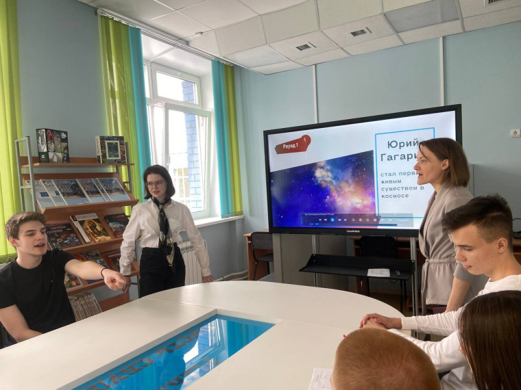 В преддверии дня космонавтики,в Центре детских инициатив нашей школы, Софья Елецкая ученица 9 "Б" класса, депутат Молодёжного парламента города Барнаула, при содействии советника директора по воспитанию Ксении Александровны Долгих, провели Космоквиз сред.