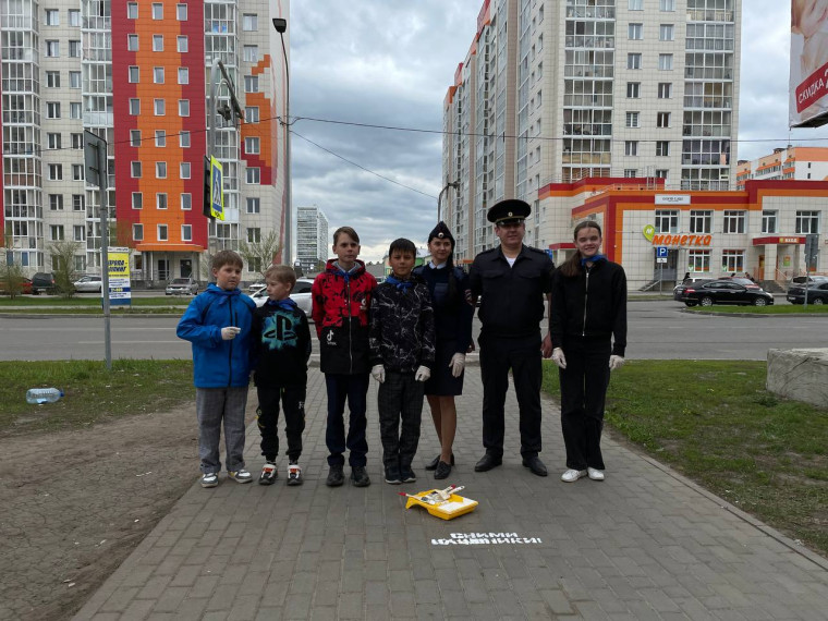Сегодня активисты первичного отделения РДММ школы 136, юные инспектора дорожного движения "Главная дорога", под руководством советника директора по воспитанию Долгих Ксенией Александровной, совместно с отрудниками ГИБДД МВД России по г. Барнаулу орга.