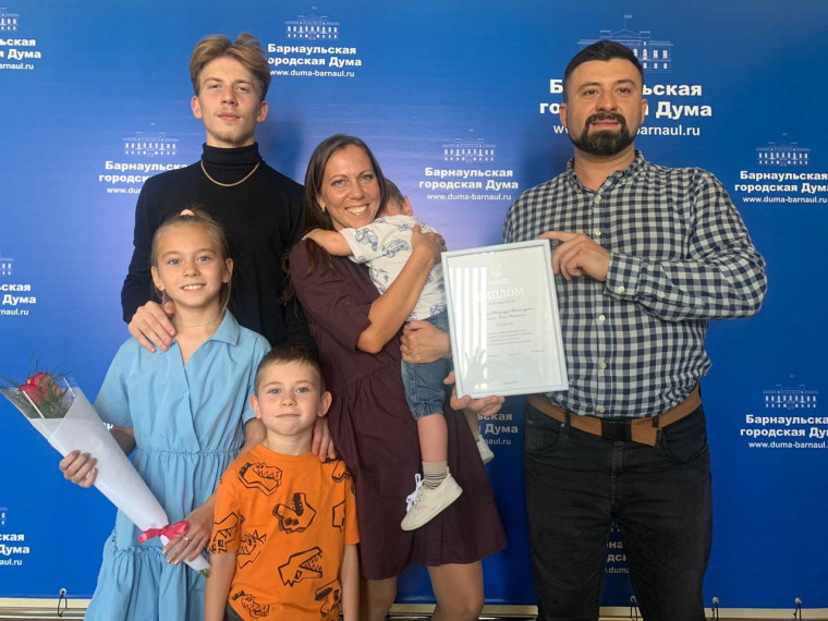 Сегодня в администрации города Барнаула прошла торжественная церемония награждения победителей и участников городского этапа краевой эстафеты родительского подвига «Согрей теплом родительского сердца!»..