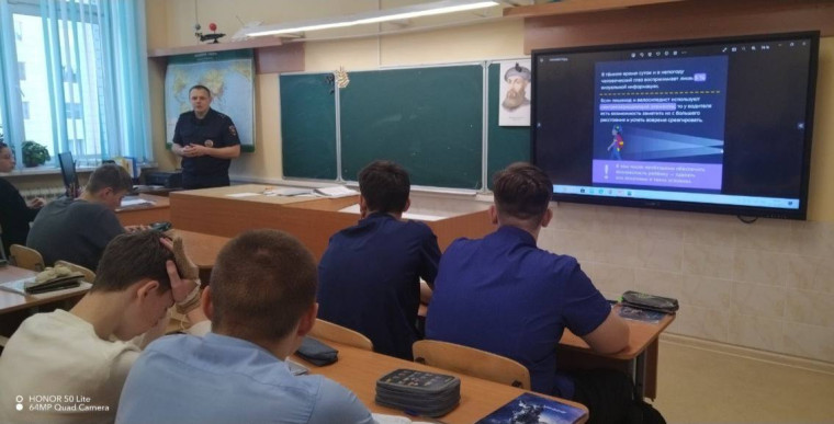 В рамках недели правых знаний в МАОУ «СОШ №136» прошел урок ПДД по теме «Светоотражающие элементы» с учениками 8 классов..