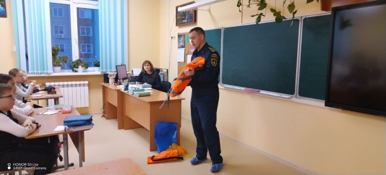 В 136 школе прошла очень важная беседа со страшим государственным инспектором ГИМС МЧС Губарем М.С. на тему правил поведения на открытых водоемах в зимний период.