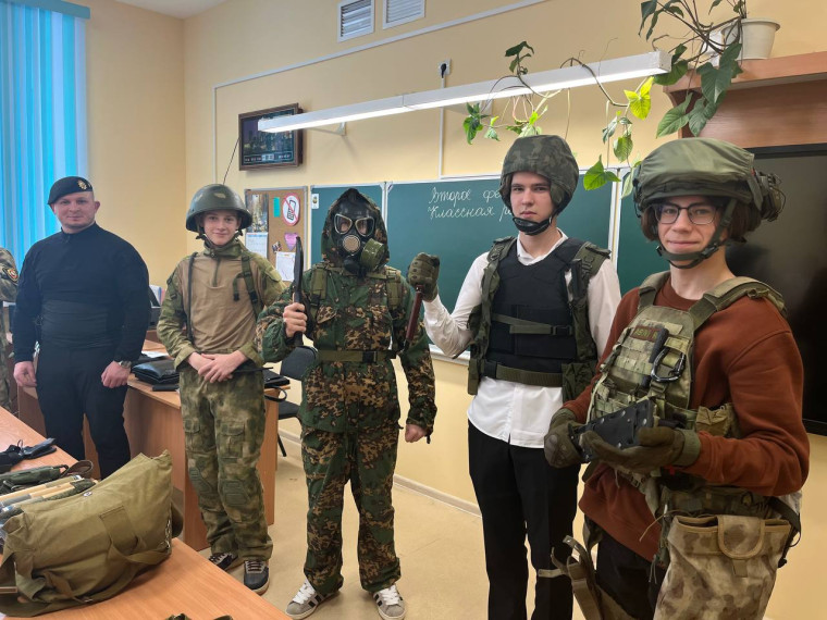 Для десятиклассников 136 школы прошел Урок Мужества .