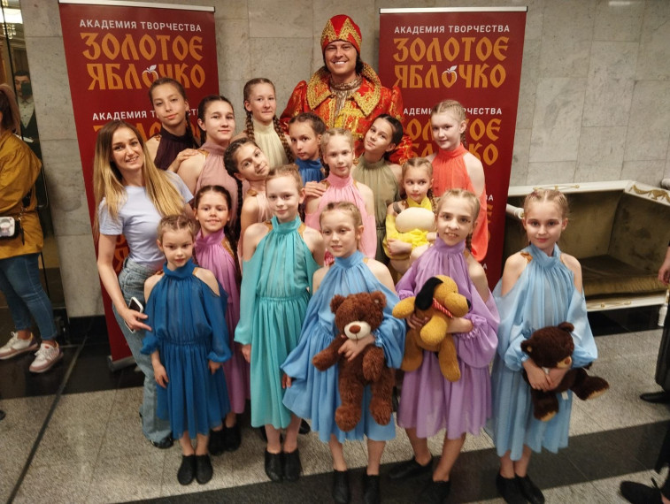 Коллектив современного танца «SMILE» школы 136 принял участие на съемках телепроекта «Патриоты России» для первого национального канала.