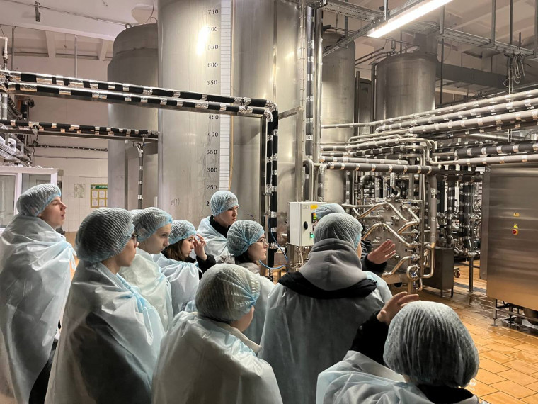 В целях ранней профориентации школьников, учащиеся 10 класса школы 136 посетили Барнаульский пивоваренный завод..