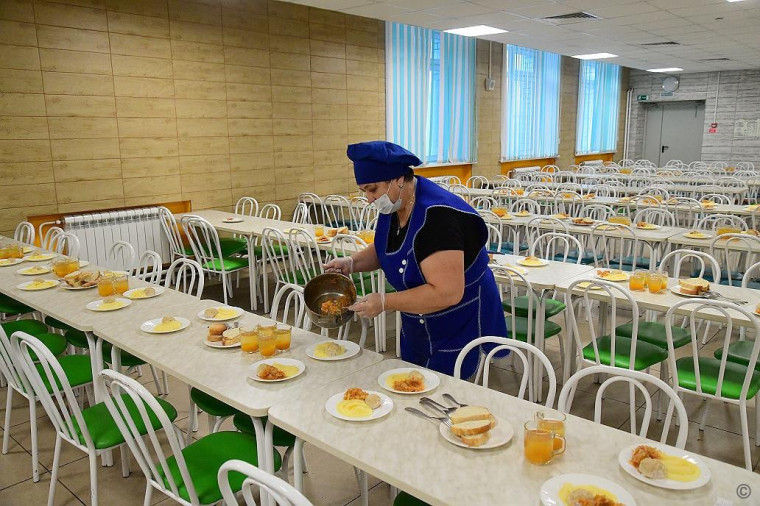 В МАОУ «СОШ №136» прошел  общественный контроль за организацией и качеством питания. .