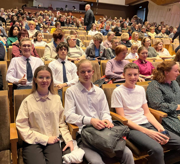 Учащиеся 136 школы посетили  программу «Ленинградский дневник. Дорога жизни» в концертном зале «Сибирь» .